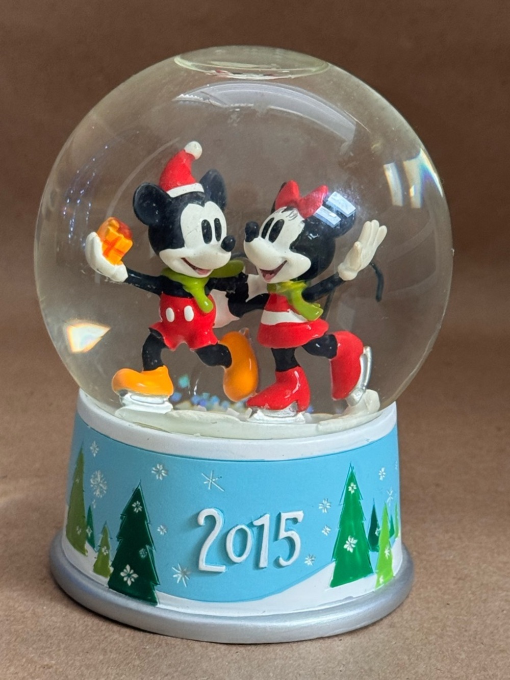 2015 Disney Store Mickey and Minnie Mouse Ice Skating Holiday Snow Globe 4” High